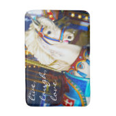 Live Lach Liefde Quote Witte Carrousel Paard Foto Badmat (Voorkant Verticaal)