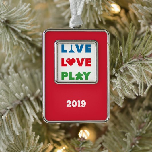 Live, Love, Play Color Text Vert. Kader Ornament (Boom)