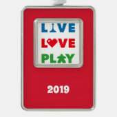 Live, Love, Play Color Text Vert. Kader Ornament (Voorkant)
