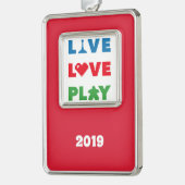 Live, Love, Play Color Text Vert. Kader Ornament (Links)