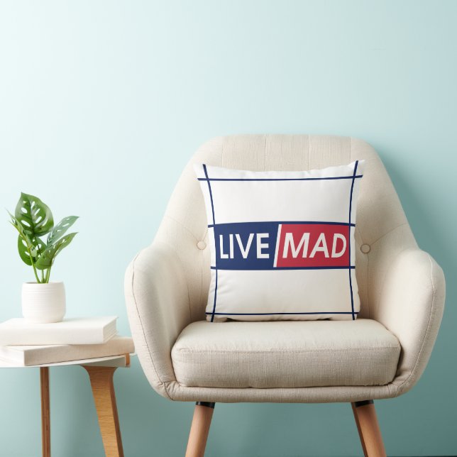 LIVE MAD – Bold Motivational Throw Pillow (White) Kussen (Stoel)