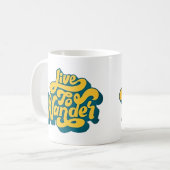 Live to Wander - Retro Typografie Mok (Voorkant links)
