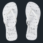 Lively Silver Stars Persoonlijke Bride Flipflops Teenslippers<br><div class="desc">U kunt uw trouwdatum aan deze douaneBride flipflops op de vormen van de sjabloon gemakkelijk toevoegen. Ze zijn versierd met patronen van levendige zilveren sterren in verschillende maten en patronen. Bedankt dat je TrendyFlipFlops op Zazzle hebt gekocht.</div>