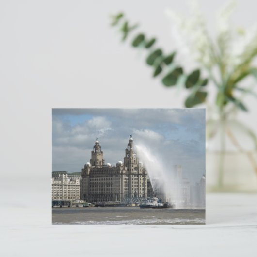 Liverpool voor het Liver Building - Briefkaart (Staand voorkant)