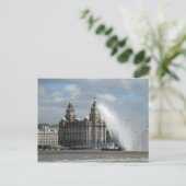 Liverpool voor het Liver Building - Briefkaart (Staand voorkant)