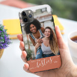 Livin the Besties Life Quote Clay Friends Foto Case-Mate iPhone Case<br><div class="desc">Aangepaste foto iPhone Case. Het fotosjabloon is ingesteld voor u om uw eigen afbeelding van u en uw beste vriend(en) toe te voegen - dat wordt weergegeven in portretformaat. Het ontwerp wordt geletterd met het citaat "het leven van de bessen"in elegant handgeschreven manuscript en moderne typografie. Het heeft een kleurenpalet...</div>