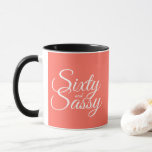 Living Koral 60 en Sassy 60th Birthday Mok<br><div class="desc">Het vieren van het 60-jarig worden in stijl met dit moderne 60ste verjaardagsontwerp op een koraalachtergrond, een chic 60ste verjaardagscadeau mok die je eenvoudig kunt personaliseren. De woorden zestig en assy worden geplaatst gebruikend modern manuscript. Neem contact met ons op via onze winkel als je hulp of overeenkomende producten nodig...</div>