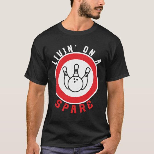 Living on a Spare Bowling League Team Tee Funny Bo T-shirt (Voorkant)