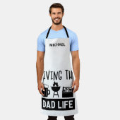 Living The Dad Life BBQ Bier Gepersonaliseerde naa Schort (Gedragen)