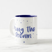 Living the Dream Coffee Mok, Navy Tweekleurige Koffiemok (Voorkant links)