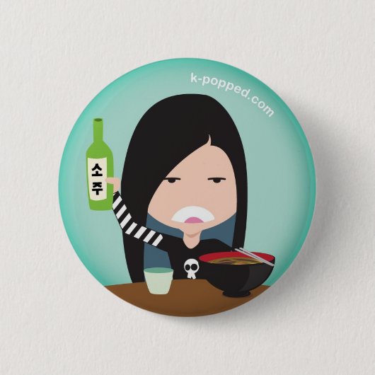 Liz en een fles soju ronde button 5,7 cm (Voorkant)
