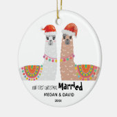 Llama Eerste Kerstfeest Gehuwd met Funny Santa Hat Keramisch Ornament (Links)