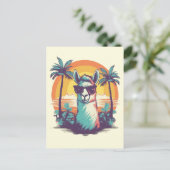 Llama met zonnebril op het strand met palmen feestdagenkaart (Staand voorkant)