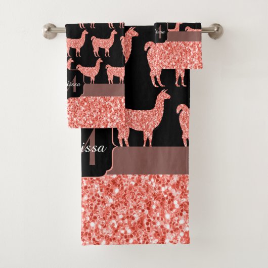 Llama roze koraalglitter Sparkles Monogram Bad Handdoek (Insitu)