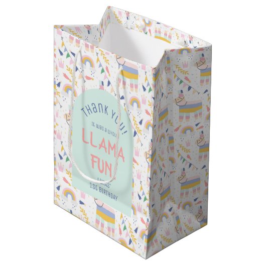 Llamas & Rainbows Fiesta Birthday Party Hartelijk  Medium Cadeauzakje (Voorkant Gekanteld)