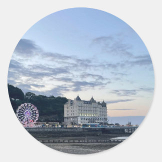 Llandudno Pier bij schemering Ronde Sticker