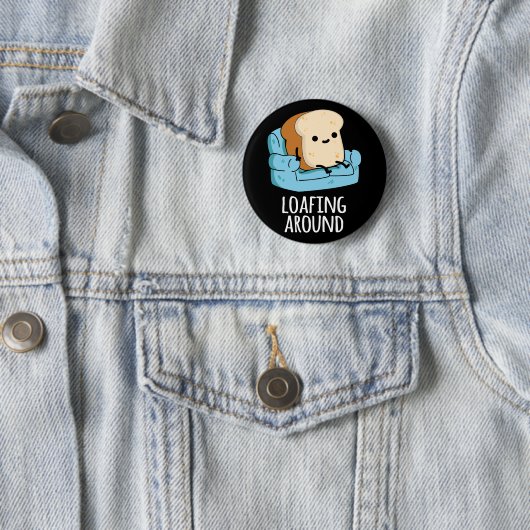 Loafing Around Funny Bread Pun Dark BG Ronde Button 5,7 Cm (In situ)