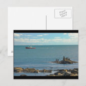 Lobster Boat Working of Rocky Seawall Beach Briefkaart (Voorkant / Achterkant)