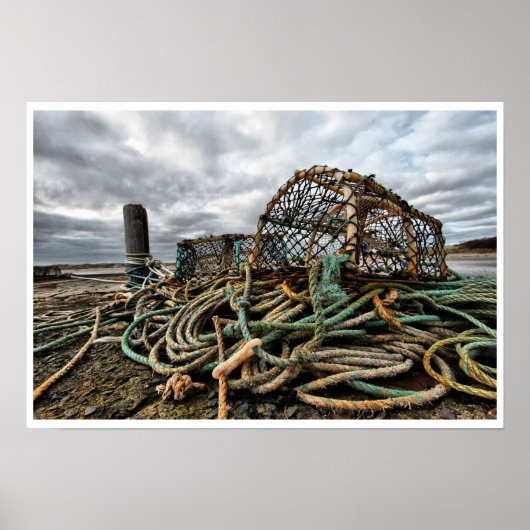 Lobster Traps, spoelen op strand Poster (Voorkant)