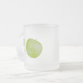 Local flatness explained with red and green apples matglas koffiemok (Voorkant links)