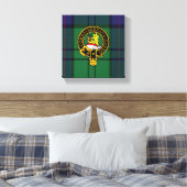 Lockhart Scottish Crest en Tartan Canvas print (Insitu (Slaapkamer))