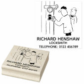 Locksmith ontgrendelt de deur van een kerk rubberstempel