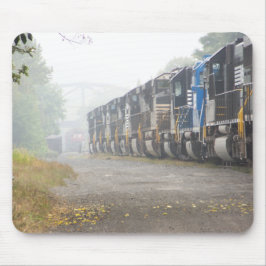 locomotieven voor het spoor in de mist muismat