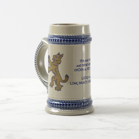Lodge 49 Stein Bierpul (Voorkant links)