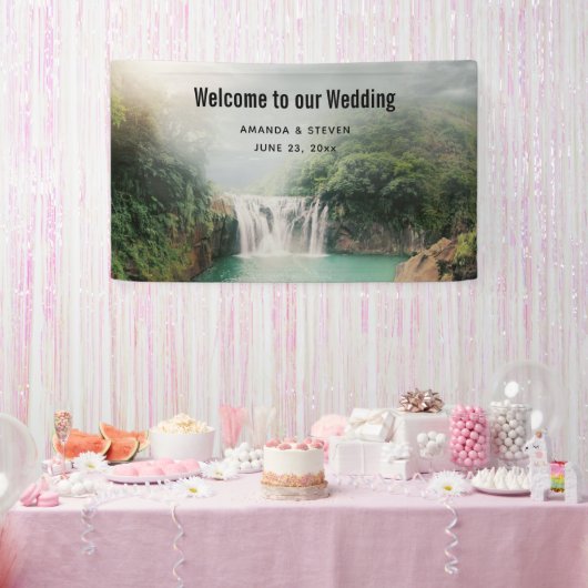 Loefse waterval in het Bergwoud Spandoek (Feest)