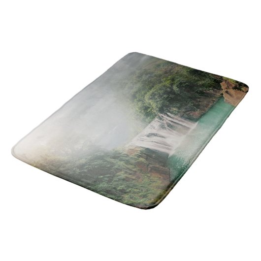 Loefwaterval in een bergbos badmat (Gekanteld)