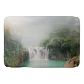 Loefwaterval in een bergbos badmat (Voorkant)