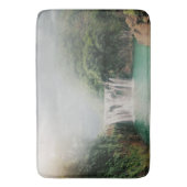 Loefwaterval in een bergbos badmat (Voorkant Verticaal)