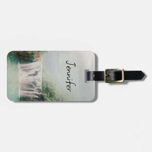 Loefwaterval in een bergbos bagagelabel (Voorkant horizontaal)