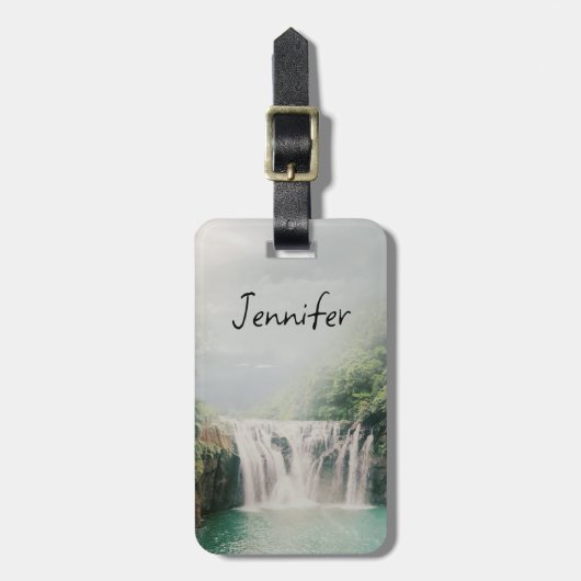 Loefwaterval in een bergbos bagagelabel (Voorkant verticaal)