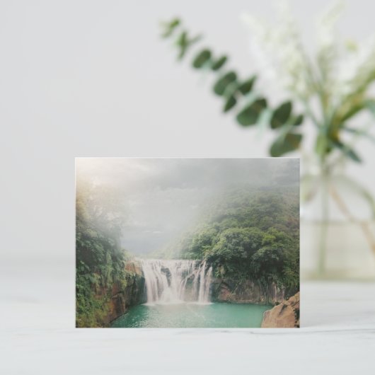 Loefwaterval in een bergbos briefkaart (Staand voorkant)