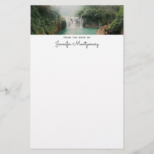 Loefwaterval in een bergbos briefpapier (Voorkant)