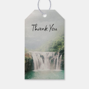 Loefwaterval in een bergbos cadeaulabel