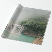 Loefwaterval in een bergbos cadeaupapier (Uitgerold)