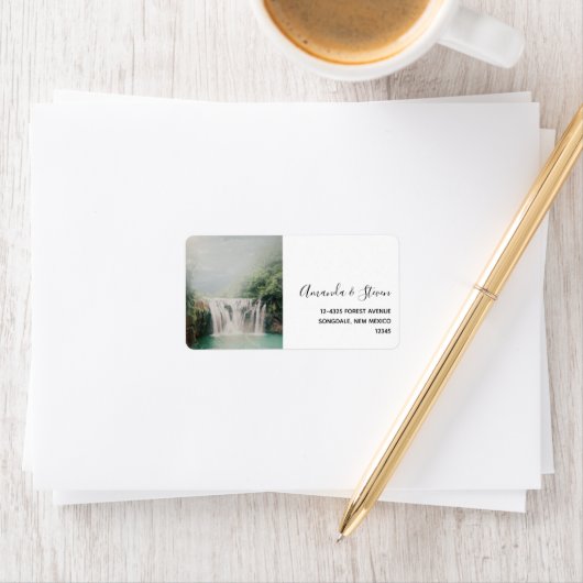 Loefwaterval in een bergbos etiket (Insitu)