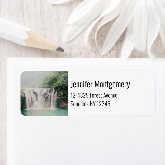 Loefwaterval in een bergbos etiket (Insitu)