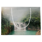 Loefwaterval in een bergbos groot cadeauzakje (Voorkant)