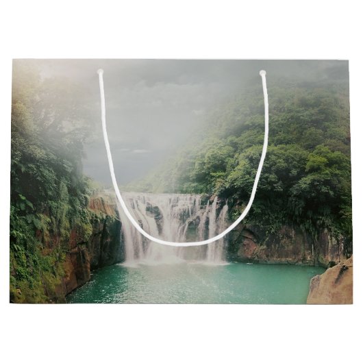 Loefwaterval in een bergbos groot cadeauzakje (Voorkant)