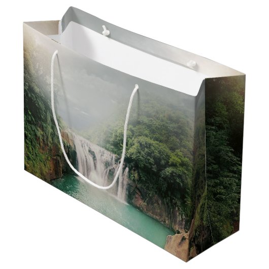 Loefwaterval in een bergbos groot cadeauzakje (Voorkant Gekanteld)