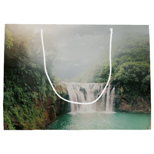 Loefwaterval in een bergbos groot cadeauzakje (Achterkant)
