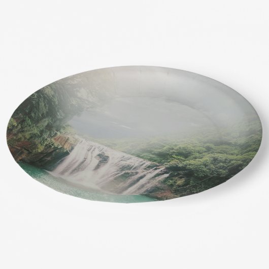 Loefwaterval in een bergbos papieren bordje (Gekanteld)
