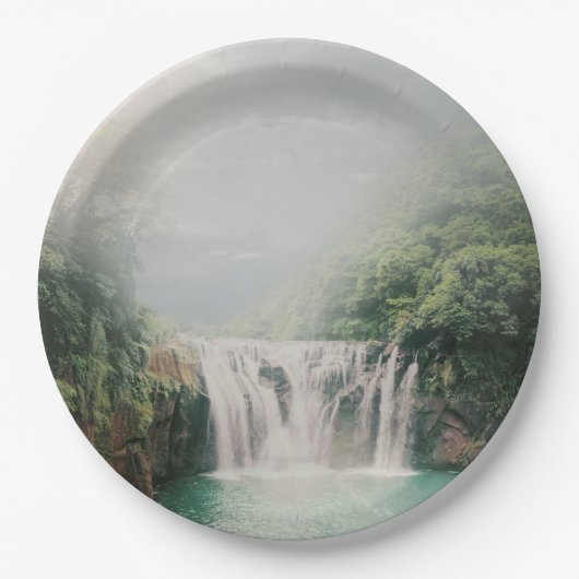 Loefwaterval in een bergbos papieren bordje (Voorkant)