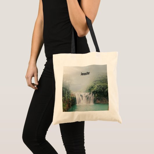 Loefwaterval in een bergbos tote bag (Voorkant (product))
