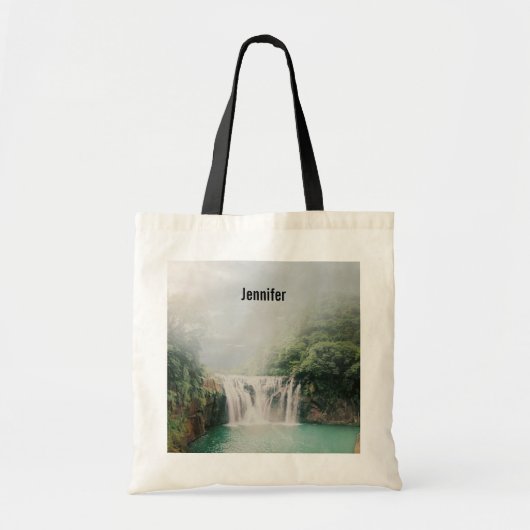Loefwaterval in een bergbos tote bag (Voorkant)