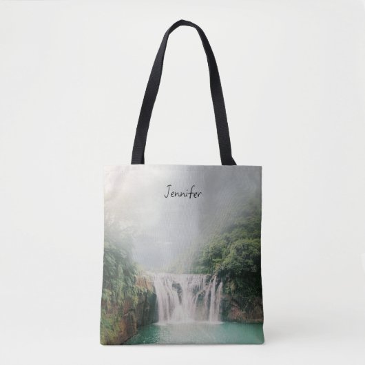 Loefwaterval in een bergbos tote bag (Voorkant)