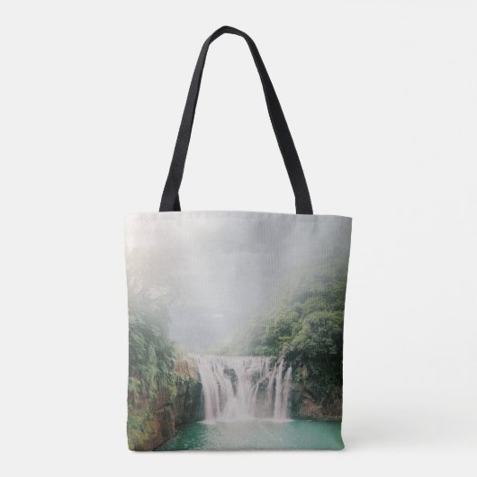 Loefwaterval in een bergbos tote bag (Achterkant)